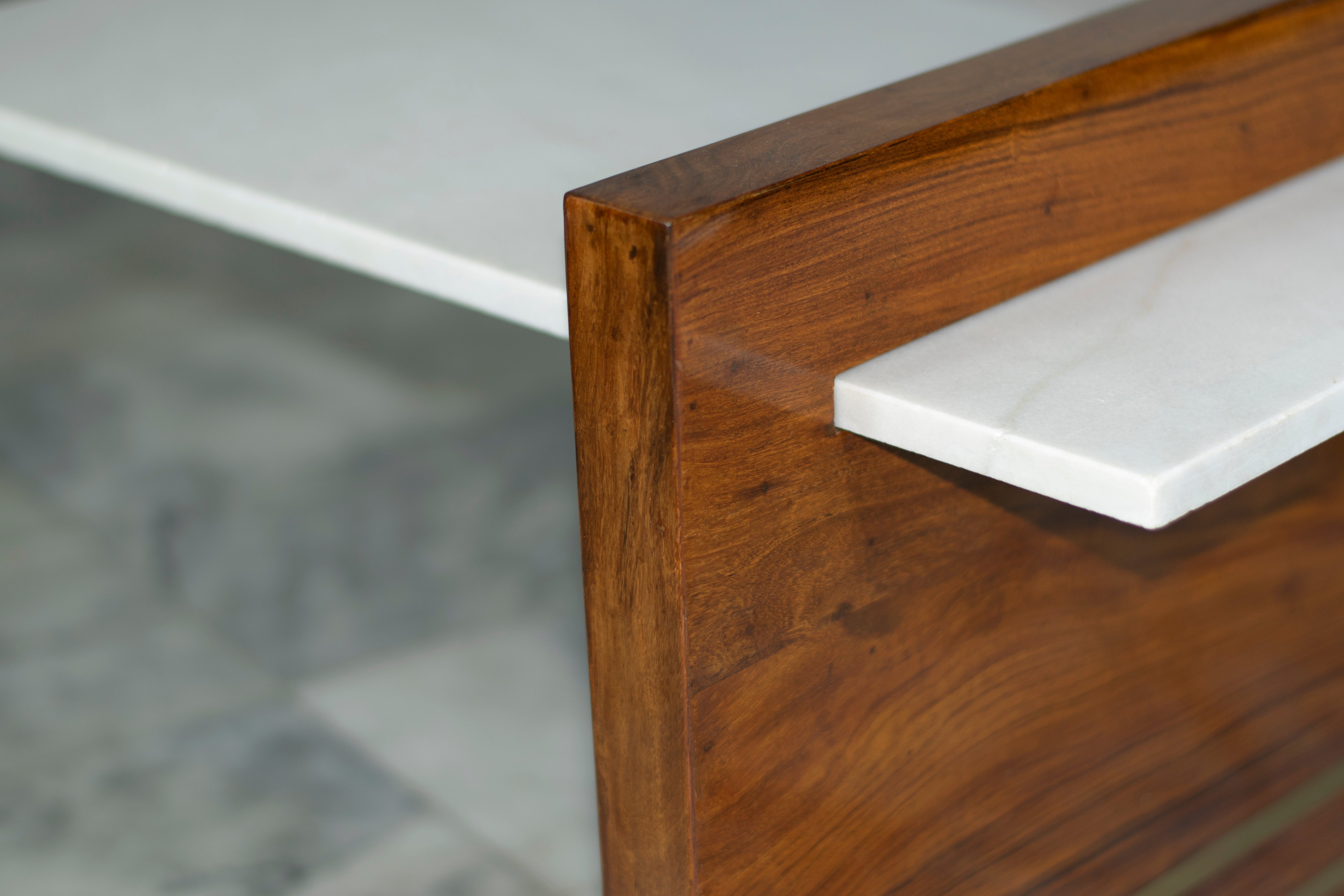 Close-up of the marble edge and rosewood edge in contrast
